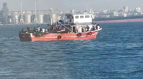 Barca de lemn, cu zeci de migranti la bord, identificata de Garda de Coasta in apropiere de Vama Veche