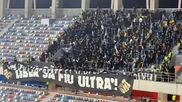 Bataie crunta intre jandarmi si ultrasi la meciul FCSB - Petrolul. A plouat cu amenzi, 11 suporteri s-au ales cu interdictii pe stadion 