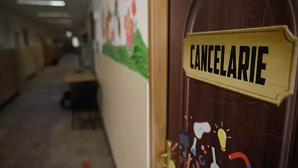 Bataie cu pumni si picioare intre elevi si profesori, intr-un liceu din Romania: un dascal a ajuns sub banca - VIDEO