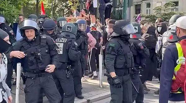 Bataie intre politisti si protestatari la congresul partidului de extrema dreapta Alternativa pentru Germania (AfD)