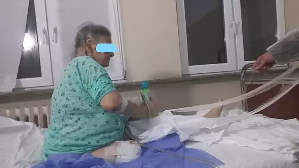 Batrana batjocorita la spitalul din Craiova a murit. Fusese obligata sa se dea jos de pe targa, desi avea piciorul amputat