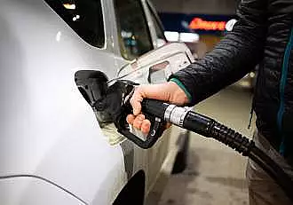 Benzina si motorina s-au ieftinit din nou. Cu cat vor plati romanii mai putin pentru a alimenta