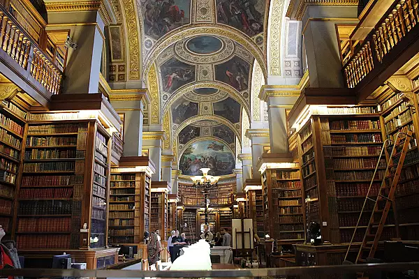 Biblioteca Nationala a Frantei a plasat in carantina o antologie de poezie romaneasca si alte 3 carti decorate cu arsenic