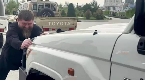 ,,Bicepsi de piatra". Inregistrare cu Ramzan Kadirov impingand un SUV, dupa ce liderul cecen a fost filmat gafaind cand urca scarile de la Kremlin la investirea