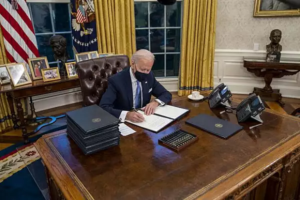 Biden a eliminat din Biroul Oval butonul folosit de Trump pentru a comanda Diet Coke. Ce alte schimbari a mai facut