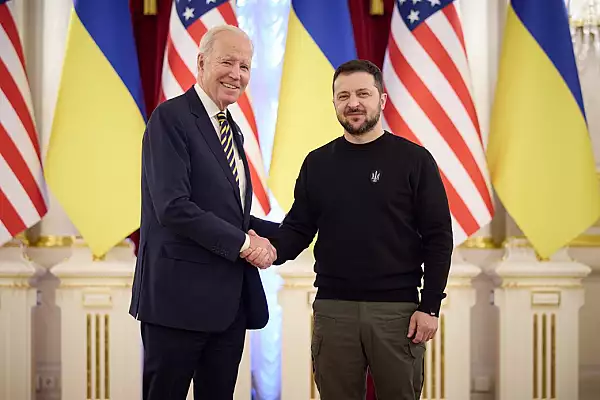 Biden ii cere scuze lui Zelenski pentru intarzierea adoptarii pachetului de ajutor pentru Ucraina