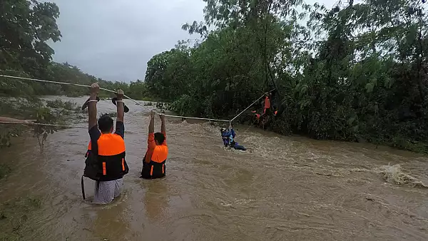 BILANTUL furtunii Kompasu din Filipine creste la 30 de morti! Cel putin 13 persoane disparute - Imaginile DEZASTRULUI