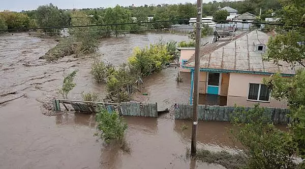 Bilantul inundatiilor din Galati a crescut la 6 morti. Codul rosu a fost prelungit pana luni