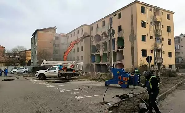 Bloc locuit de romi, demolat la Alba Iulia pentru a se construi o parcare. Saga ,,Turturica" la final VIDEO