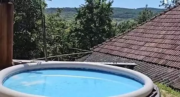 Cadavrul unei femei a fost gasit intr-o piscina in Craiova. Autoritatile au deschis o ancheta