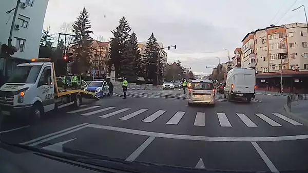 Carambol cu masina politiei, in Valcea. Din fericire, nicio persoana nu a fost ranita VIDEO