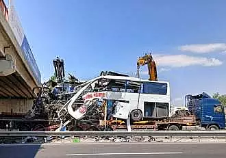 Carnagiu pe sosea! 11 persoane au murit si alte 26 au fost ranite, dupa ce un autocar a izbit piciorul unui pod: "Nu exista nicio urma de franare"