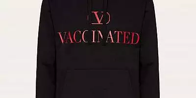 Casa de moda Valentino produce hanorace pentru a sprijini vaccinarile anti-COVID-19. Toti banii obtinuti din incasari vor fi donati catre UNICEF