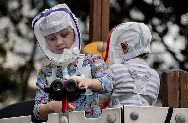 Casca de ,,astronaut", inventia unui grup de ingineri din Columbia pentru a-i proteja pe copii de COVID
