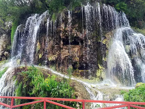 Cascada de o frumusete rara, unica in Romania si a doua din Europa. E la mica distanta de un oras superb