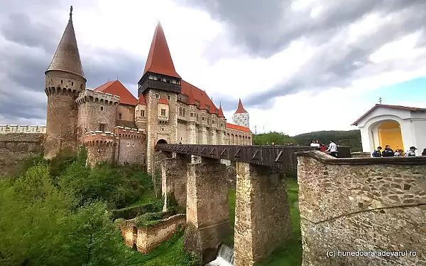 Castelul Corvinilor, plin de secrete intunecate. Legendele uitate care ii infiorau pe oaspeti VIDEO