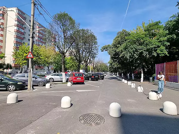 Cat platesc primariile din Bucuresti pentru stalpisori / SONDAJ LIVE: Care ar fi cea mai buna solutie pentru eliberarea trotuarelor de masini?