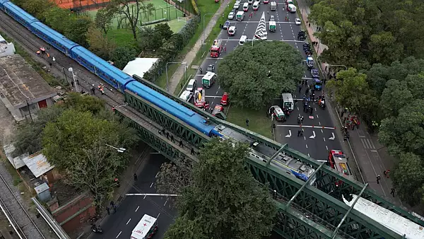 Catastrofa feroviara in Argentina: Doua trenuri s-au ciocnit frontal pe un pod, zeci de persoane ranite
