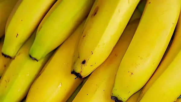 Ce a gasit o femeie intr-o banana cumparata din piata: "In viata mea nu mai mananc asa ceva!" - FOTO