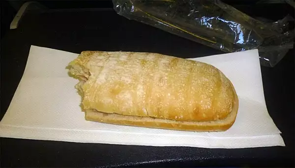 Ce a primit un pasager Ryanair de la clasa bussines, dupa ce a comandat un sandwich. A crezut ca nu vede bine!