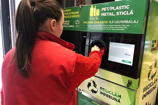 Ce au patit doua femei la un aparat de reciclat sticle din Pitesti. Un barbat si-a pierdut rabdarea si le-a certat in public