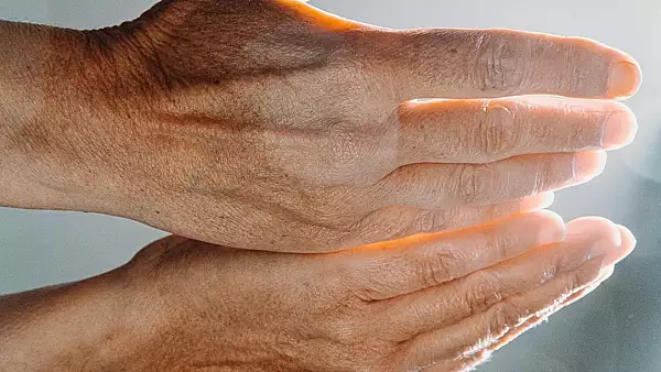 Ce boli pot fi observate privind mainile? Semne de avertizare si importanta consultului medical
