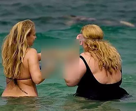 Ce faceau aceste doua femei supraponderale in apa, la mare. Ceilalti turisti au RAS in hotote