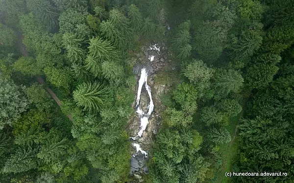 Ce faceau turistii romani pe munte, in trecut. ,,Refugiul din Retezat, murdar si zgomotos. Abundenta de conserve aruncate"