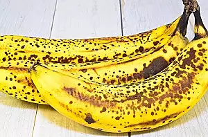 Ce patesti daca mananci banane cu coaja innegrita? Avertismentul specialistilor