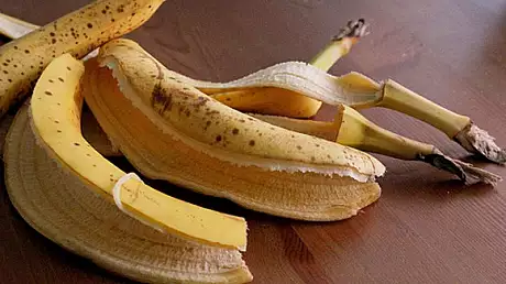 Ce poti face cu cojile de banane: trei trucuri de care nu stiai!