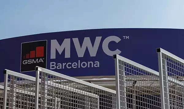 Ce s-a vazut in prima zi de MWC 2024: inele inteligente, laptopuri transparente, ceasuri inteligente, telefoane noi si altele