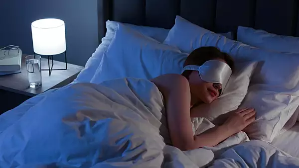 ce-se-intampla-cand-dormi-cu-o-masca-de-ochi-in-fiecare-noapte-potrivit-specialistilor.webp