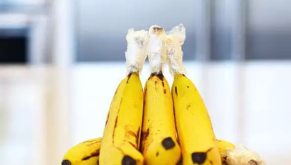 Ce se intampla daca infasori codita bananelor in folie de plastic. Vei avea o surpriza!