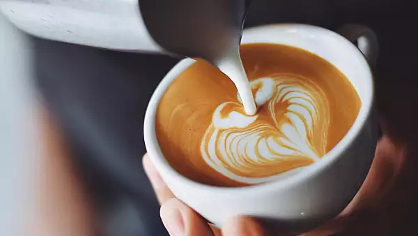 Ce se intampla in corpul tau daca bei o ceasca de cafea cu lapte in fiecare zi. Rezultatele surprinzatoare ale unui studiu recent