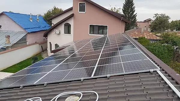 Ce trebuie sa stie prosumatorii din Romania despre stocarea "obligatorie" a energiei din panouri solare si eoliene. Avertismentul expertilor in regenerabile