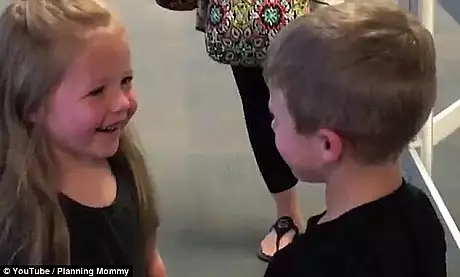 Cea mai emotionanta intalnire: reactia a doi prieteni de 5 ani, dupa ce nu s-au vazut 1 an VIDEO