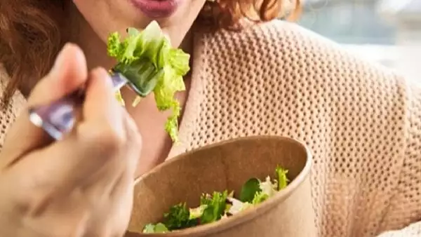 Cea mai populara salata de primavara iti distruge, de fapt, sanatatea. Avertismentul unui nutritionist