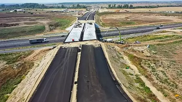 ,,Cea mai scurta inaugurare de autostrada din lume". Asociatia Pro Infrastructura critica intarzierile si ,,cheful de munca" al firmei care lucreaza la Lotul 3 