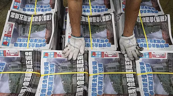 Cel mai mare ziar critic la adresa Chinei se inchide dupa ce politia i-a arestat conducerea, la Hong Kong. "Vor veni dupa altii, curand"