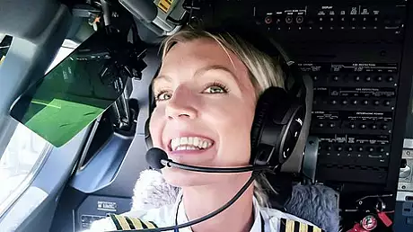 Cel mai sexy pilot! Pozele pe care le posteaza pe Instagram au mii de Like-uri