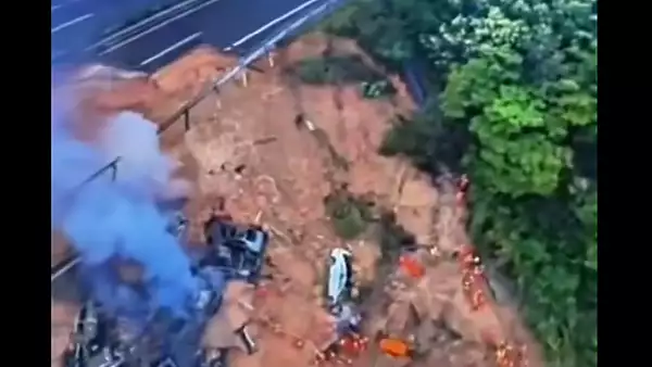 Cel putin 19 morti in sudul Chinei, in urma surparii unei autostrazi. 28 de vehicule si 49 de persoane, surprinse: tragedie uriasa VIDEO