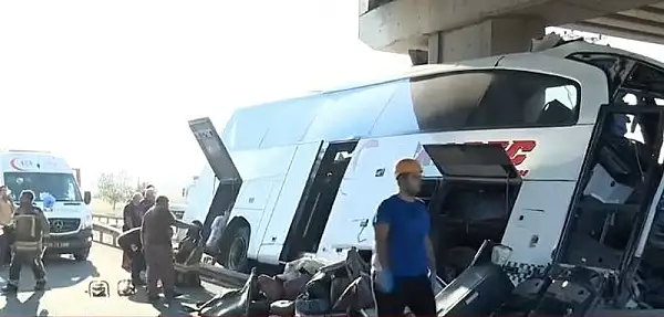 Cel putin noua oameni au murit si alti 27 au fost raniti intr-un accident de autocar, langa Ankara VIDEO