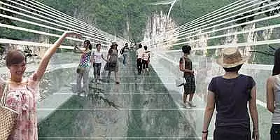 Celebrul pod de stica din China s-a inchis din cauza numarului mare de vizitatori