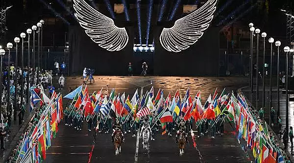 ceremonia-de-deschidere-a-jocurilor-olimpice-a-impartit-presa-in-doua-cea-mai-frumoasa-din-istorie-vs-un-dezastru.webp