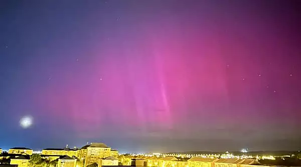 cerul-romaniei-colorat-de-un-fenomen-rar-imagini-cu-aurora-boreala-surprinse-in-mai-multe-judete.webp