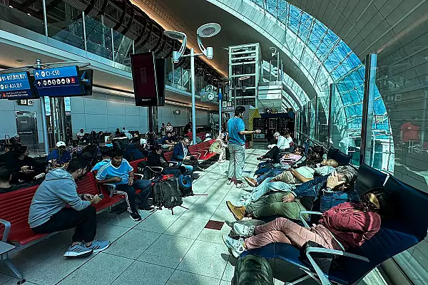 Cetateni romani, blocati pe aeroportul din Dubai dupa ce pistele au fost inundate
