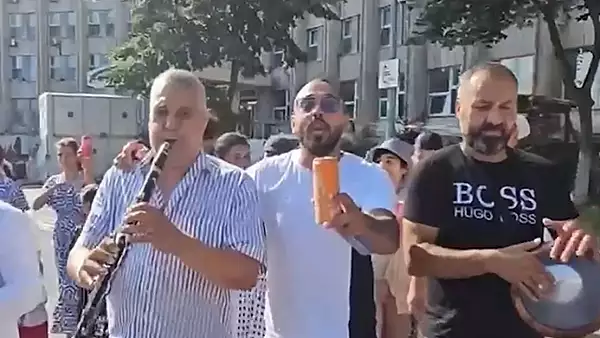 Circ cu lautari in fata spitalului judetean din Constanta: teancuri cu bani aruncate in strada. Ce au sarbatorit petrecaretii