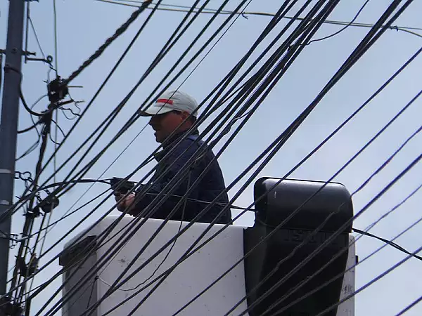 Circa 100 km de cabluri aeriene ale serviciilor de telecomunicatii au fost dezafectate de pe stalpii din Capitala in ultimele 3 luni