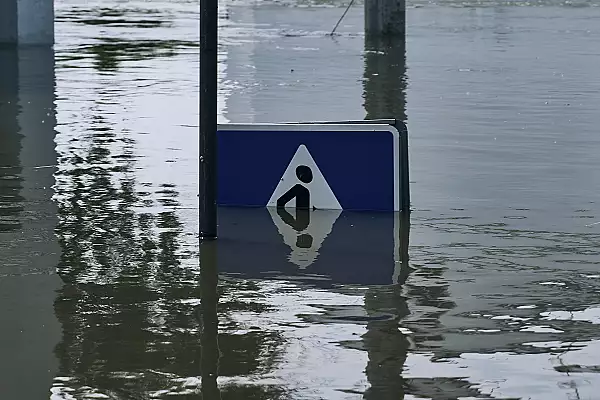 Circulatia tramvaielor din Craiova a fost oprita din cauza avertizarii Cod rosu de furtuna