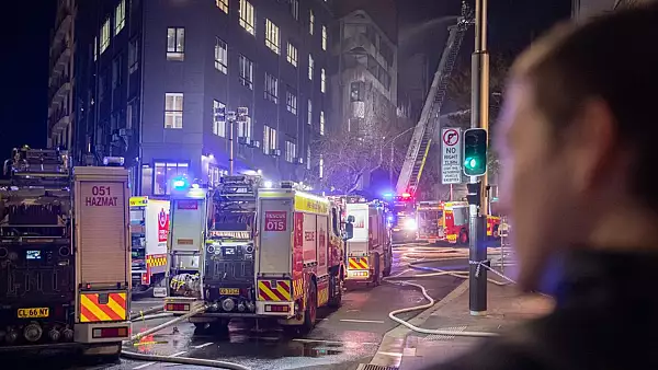 Cladire in FLACARI in centrul orasului Sydney! Peste 100 de pompieri se lupta cu focul de mai bine de doua ore - Imagini APOCALIPTICE - FOTO&VIDEO